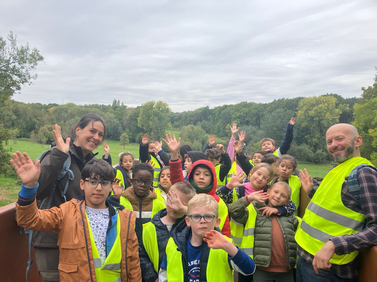natuurenbos's tweet photo. Vandaag ging het derde leerjaar van de Vrije Basisschool Sint-Alena uit Dilbeek op stap in de #Wolfsputten.🥾Samen met #boswachter Elke gingen ze op zoek naar kriebeldiertjes, en daarvoor maakten ze handig gebruik van onze gloednieuwe bodemkaarten uit de lespakketten van #WeekVanHetBos. Een mooiere start van onze campagne konden we ons niet wensen!😍

Met de campagne Week van het Bos willen we duizenden kinderen en gezinnen het bos laten ontdekken en hen spelenderwijs laten kennismaken met de rijke #biodiversiteit die er te vinden is. Dit jaar staat de bosbodem centraal: de onzichtbare maar onmisbare basis van een gezond, veerkrachtig én biodivers bos. Op https://t.co/3gxOqtazrE vind je leuke lespakketten, bosweetjes, een ontdekkerskit en activiteiten in je buurt. 🍂 

🌬 Opgelet: het KMI meldt voor zaterdag 4 oktober hevige wind met stormcode geel. Enkele activiteiten zullen daardoor misschien afgelast zijn die dag, dat kun je online checken. Wees ook zeer voorzichtig als je de natuur intrekt zaterdag. Hopelijk kunnen we de dagen daarna weer volop genieten van rustigere weersomstandigheden in het bos!🌳

Lees het persbericht > https://t.co/gyGhcQaKIS

📷 Lieven Lanszweert / Ilse De Schutter

#deboswachters #dilbeek #lespakket #kriebeldiertjes