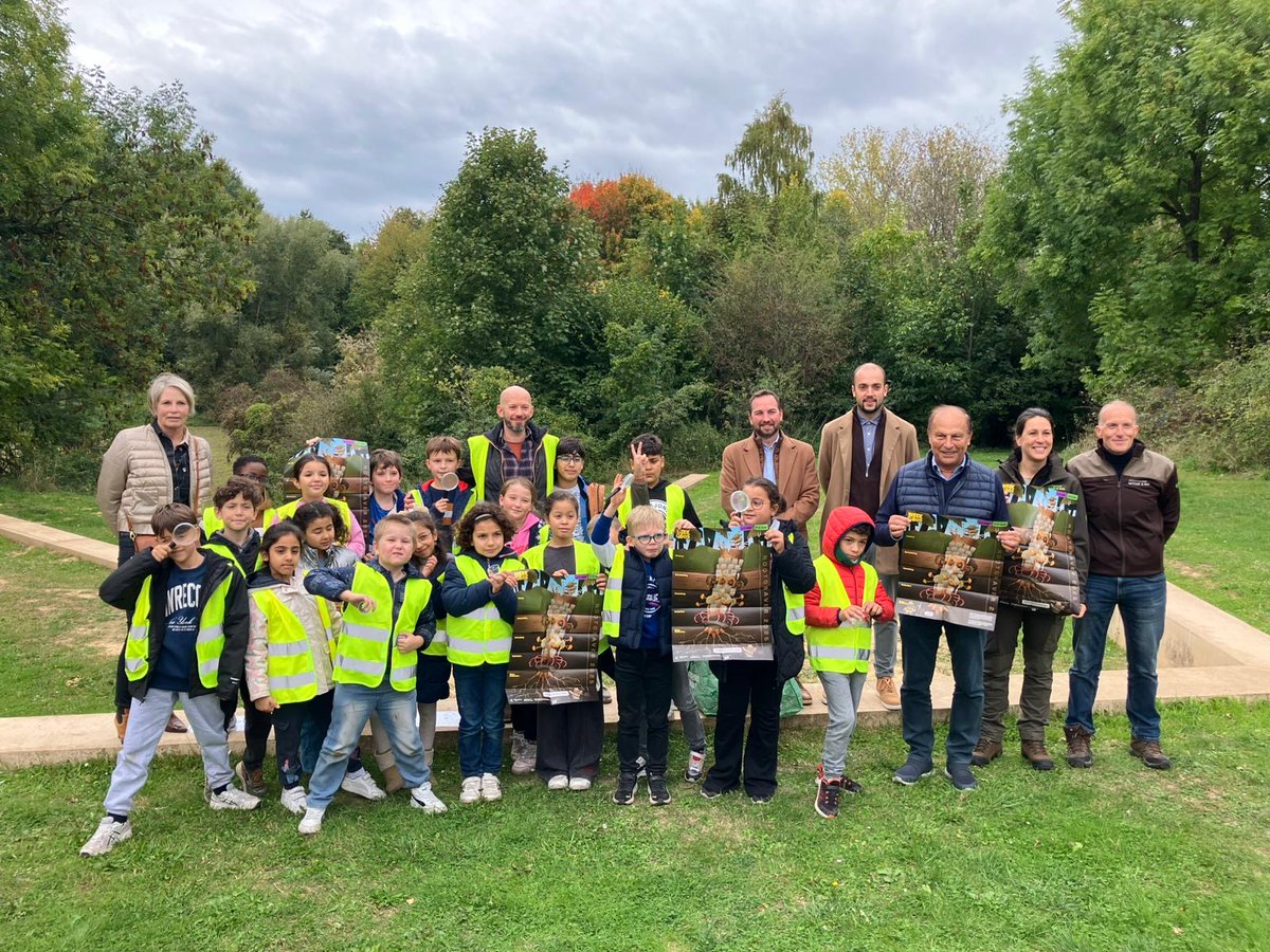 natuurenbos's tweet photo. Vandaag ging het derde leerjaar van de Vrije Basisschool Sint-Alena uit Dilbeek op stap in de #Wolfsputten.🥾Samen met #boswachter Elke gingen ze op zoek naar kriebeldiertjes, en daarvoor maakten ze handig gebruik van onze gloednieuwe bodemkaarten uit de lespakketten van #WeekVanHetBos. Een mooiere start van onze campagne konden we ons niet wensen!😍

Met de campagne Week van het Bos willen we duizenden kinderen en gezinnen het bos laten ontdekken en hen spelenderwijs laten kennismaken met de rijke #biodiversiteit die er te vinden is. Dit jaar staat de bosbodem centraal: de onzichtbare maar onmisbare basis van een gezond, veerkrachtig én biodivers bos. Op https://t.co/3gxOqtazrE vind je leuke lespakketten, bosweetjes, een ontdekkerskit en activiteiten in je buurt. 🍂 

🌬 Opgelet: het KMI meldt voor zaterdag 4 oktober hevige wind met stormcode geel. Enkele activiteiten zullen daardoor misschien afgelast zijn die dag, dat kun je online checken. Wees ook zeer voorzichtig als je de natuur intrekt zaterdag. Hopelijk kunnen we de dagen daarna weer volop genieten van rustigere weersomstandigheden in het bos!🌳

Lees het persbericht > https://t.co/gyGhcQaKIS

📷 Lieven Lanszweert / Ilse De Schutter

#deboswachters #dilbeek #lespakket #kriebeldiertjes