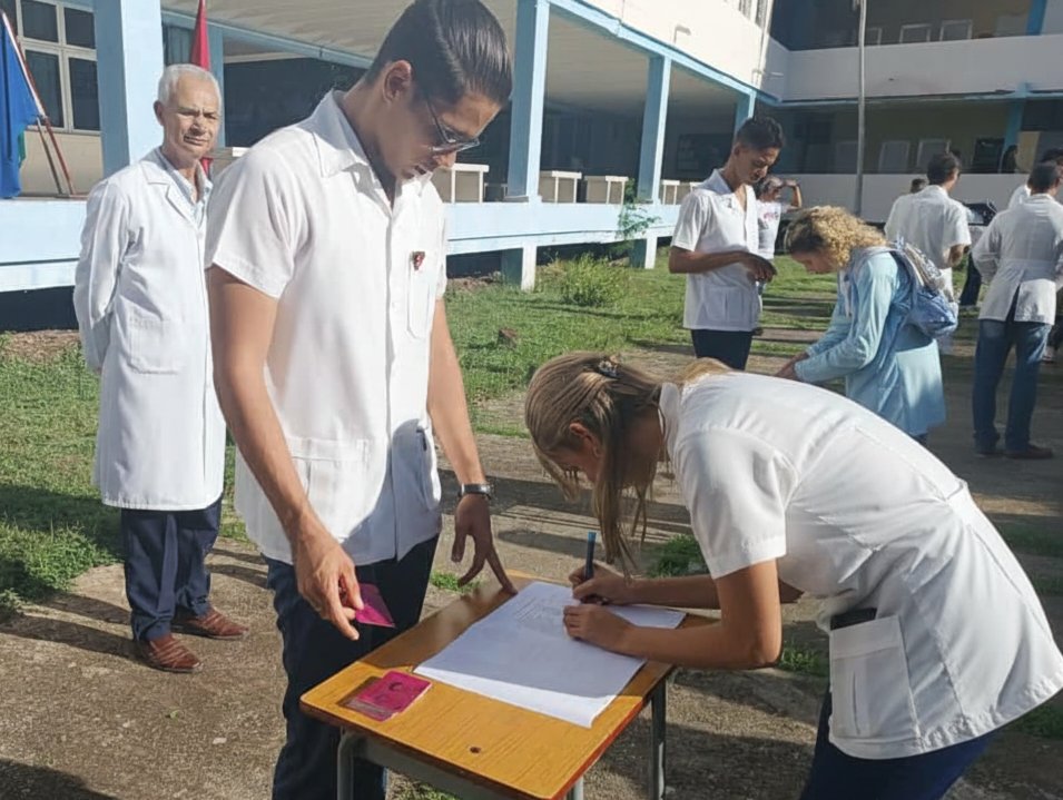 FEU_FCMB's tweet photo. 🚩❗️⚠️| ¡La FEU continúa floreciendo!

La Facultad de Ciencias Médicas de Bayamo realiza el acto de ingreso oficial de los nuevos miembros de la Federación Estudiantil Universitaria.  📋✨️

📍#FCMB #FEU 
¡BIENVENIDOS A LA FEU! ✊🏻🇨🇺 https://t.co/3L7iO5qKpQ