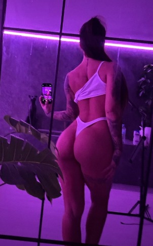 YesSusyGala's tweet photo. turned on by my own reflection 😈💋🍷💦👠📸💄 

#HotVibes #SexyMood #NaughtyEnergy #SpicyNights #SeductiveVibes #WildDesires #HotReflection #SeductionMood #NaughtyQueen #SpicyFriday https://t.co/ZHunKbJhDi