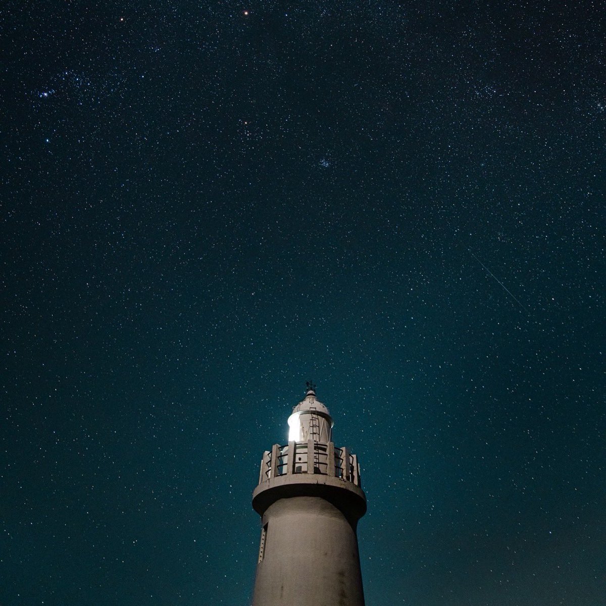 【☄️サブスク解禁☄️】

2025年 10月4日(土) 0:00～
Beat Light
1st mini album ”stay with you”より

 『 彗星』のサブスク配信が決定💿

各種サブスクリプションはこちらから⬇️
linkco.re/MaR0rex2