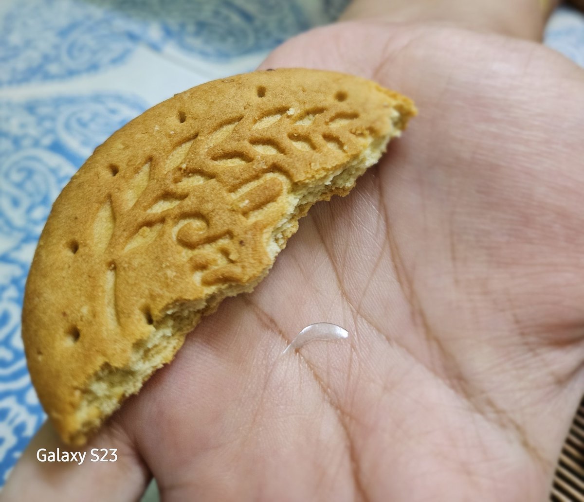 _dante_da's tweet photo. Is this really the quality of one of India's best biscuit brand? #Britania
#NutriChoice #FSSAI @fssaiindia @BritanniaIndLtd @MoHFW_INDIA https://t.co/8IK1DVDX4A