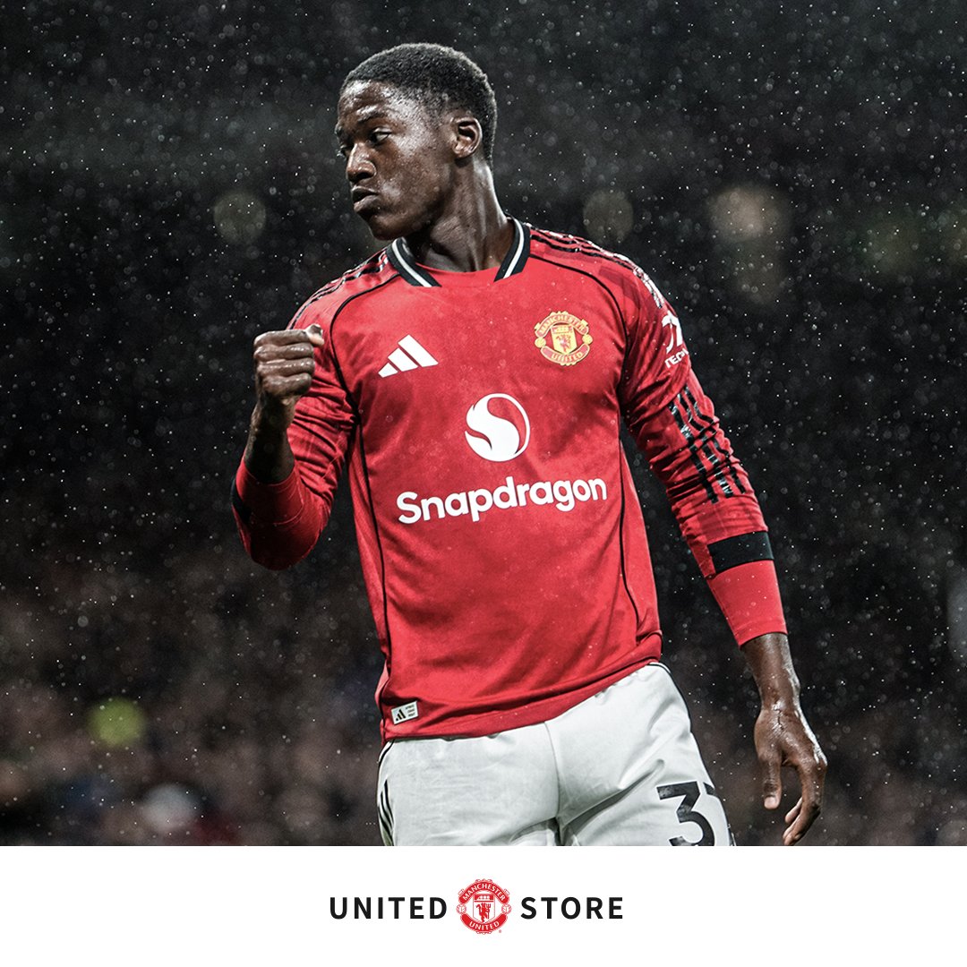 ManUtd's tweet photo. 🌂 Back home ❤️
