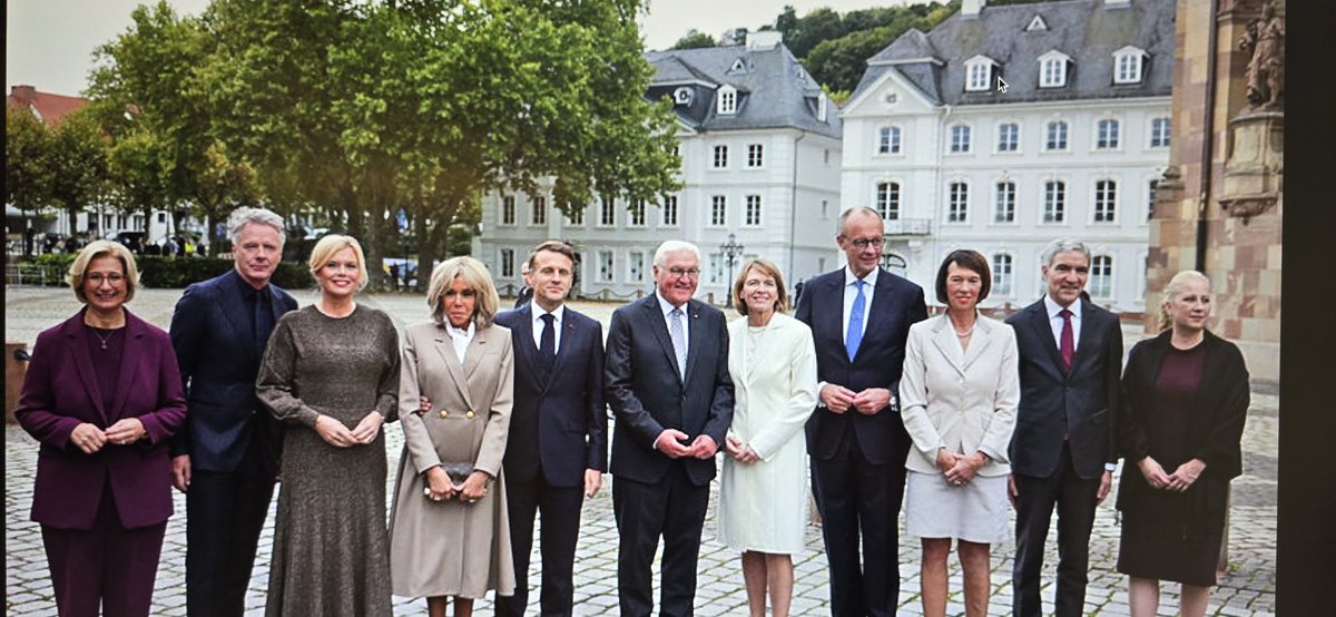 Ich bin ja echt kein Ossinese, aber hier mal ein Suchbild zum #tagderdeutscheneinheit in diesem #Saarland: Finde den #Ossi! Such! Hätte <a href="/JuliaKloeckner/">Julia Klöckner</a> da etwa <a href="/kaipflaumede/">Kai Pflaume</a> mitbringen sollen? <a href="/bundesrat/">Bundesrat</a> <a href="/Bundestag/">Deutscher Bundestag</a> <a href="/_FriedrichMerz/">Friedrich Merz</a>