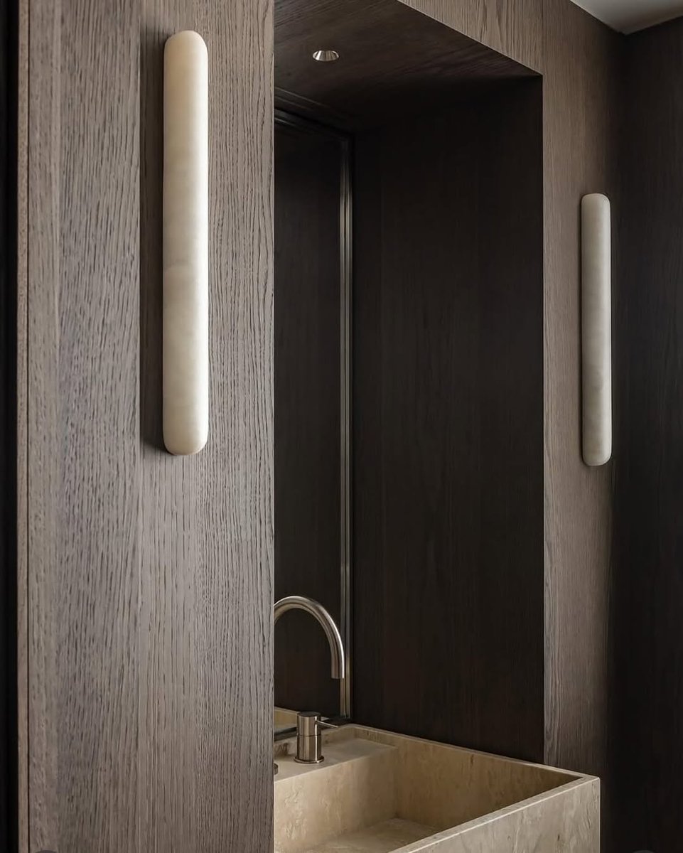 SuiteWood's tweet image. Simplicity carved in stone.
In a refined Parisian bathroom by @felixmillory, two solid “Tube 65 - Alabaster” lamps from @containestudio
bring a quiet, sculptural glow. Handcrafted in Mallorca, each piece reveals the natural beauty of the stone through soft, ambient light.