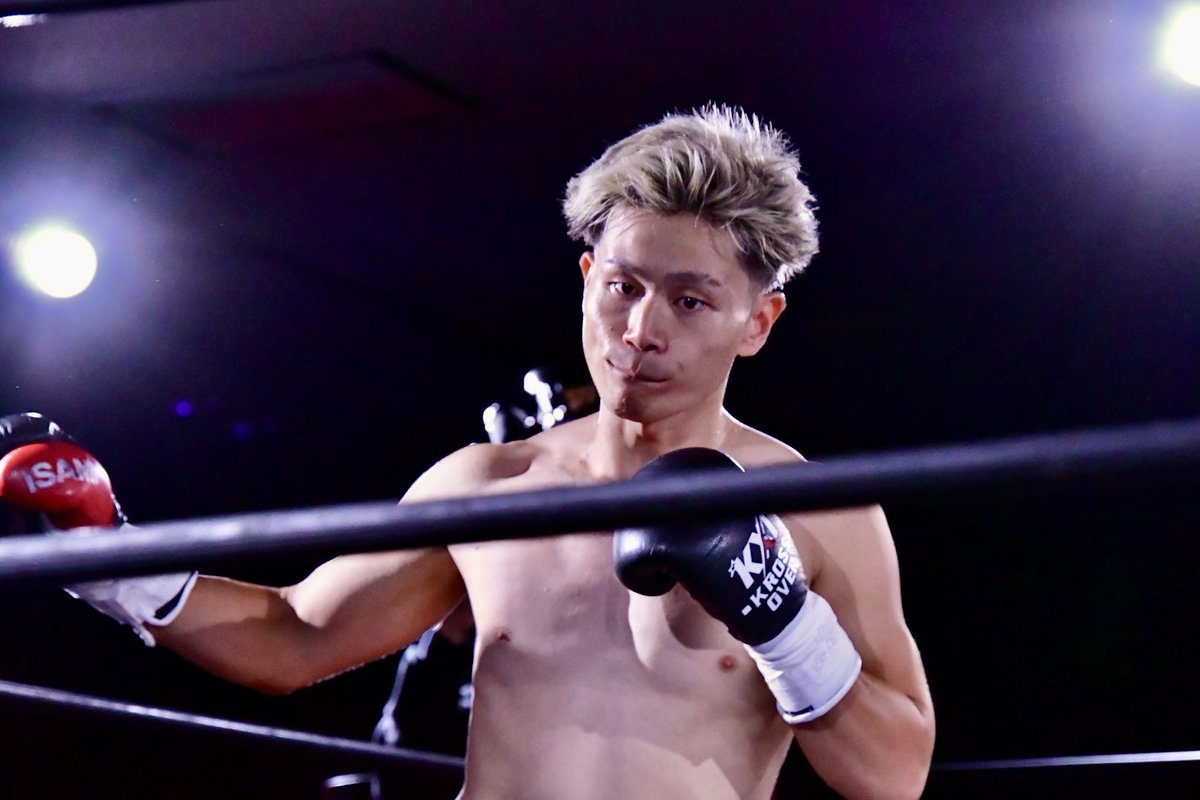 Executioner893's tweet photo. 第5試合 -58kg契約3分3R 杉山豪基選手（Realiser新宿/Neo Ninja）vs横山みさと選手（MY GYM）。本当に見事だった杉山選手のパンチ技術。抜群のタイミングでストレートをヒットさせて3ダウンを奪い取り横山選手を仕留めてみせた杉山選手だ。
#KROSSOVER32 https://t.co/TXi4SXwtRs