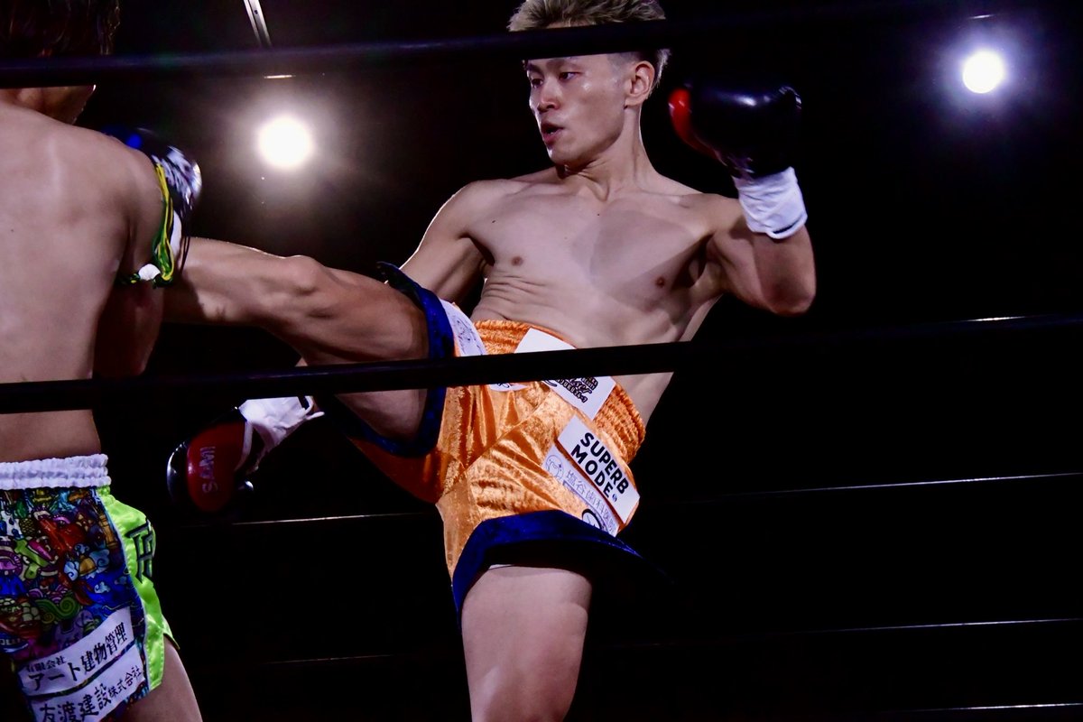 Executioner893's tweet photo. 第5試合 -58kg契約3分3R 杉山豪基選手（Realiser新宿/Neo Ninja）vs横山みさと選手（MY GYM）。本当に見事だった杉山選手のパンチ技術。抜群のタイミングでストレートをヒットさせて3ダウンを奪い取り横山選手を仕留めてみせた杉山選手だ。
#KROSSOVER32 https://t.co/TXi4SXwtRs