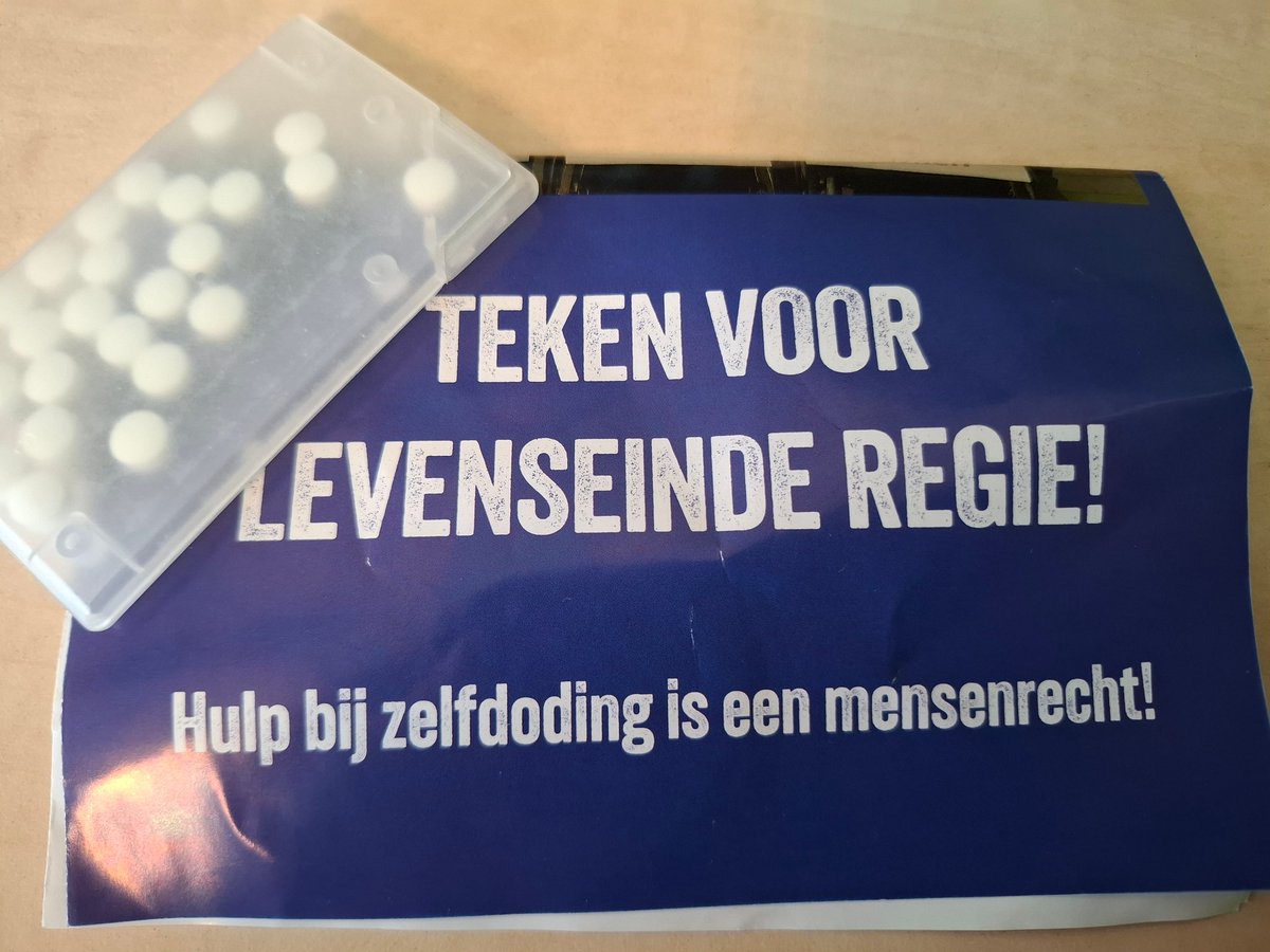 Kreeg op Utrecht Centraal een folder 'regie over het eigen levenseinde' in handen gedrukt, mét een doosje pepermuntjes. De folder was informatief, maar aan die pepermuntjes durf ik op de één of andere manier toch niet te beginnen. 🙄