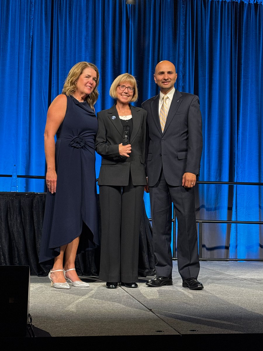 GenomeBC's tweet photo. Last night at the 27th Annual @lifesciences_bc Awards we celebrated the people & organizations driving BCโs life sciences forward.
๐ Congrats to Dr. Fiona Brinkman, recipient of the Genome BC Award for Scientific Excellence.
#LifeSciences #BCInnovation #GenomeBC https://t.co/J8TAMw8cNC