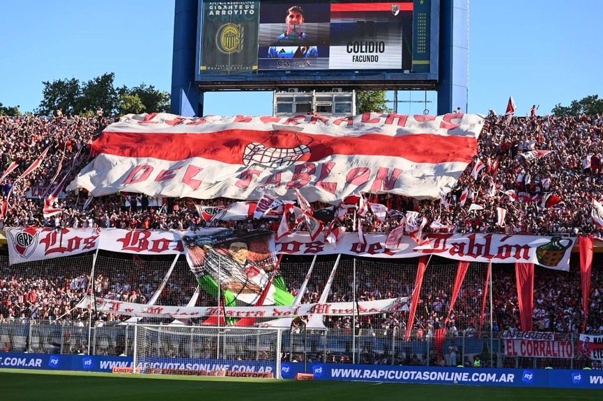 RiverRMG's tweet photo. Con los bombos y los trapos ⚪️🔴⚪️ https://t.co/v8B0F4bMGT