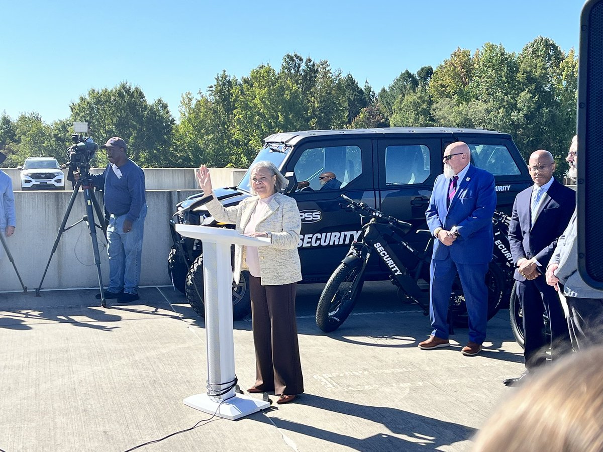 Richard DeVayne (no longer BLUE checked) tweet media