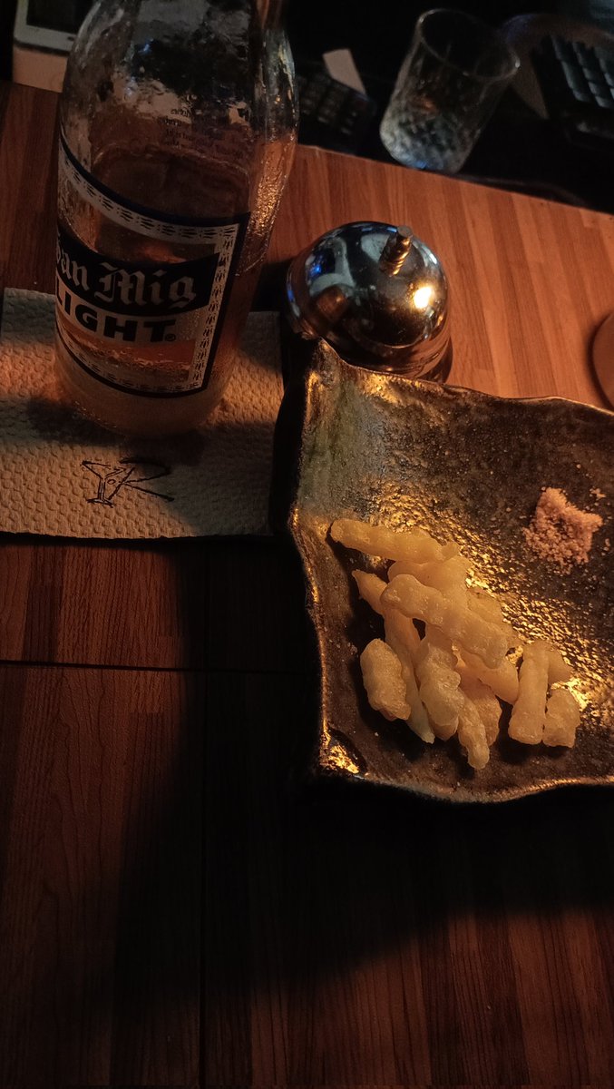 GunGrammier's tweet photo. Chilling with my friends at the Bar~ 🍻 https://t.co/qdXWF5drVd
