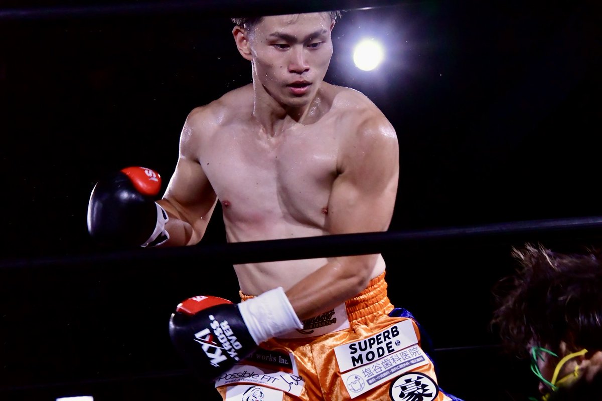 Executioner893's tweet photo. 杉山豪基選手が横山みさと選手に2R KO勝ち。試合後のマイクでは所属が変わってもセコンドに付いてくれた湯本剣二郎トレーナー・佐々木洵樹トレーナーに感謝の気持ちを伝えた杉山選手。心強い仲間達に支えられた杉山選手がKROSSxOVER王座獲得を目指している。
#KROSSOVER32 https://t.co/WgT3kYgsLu