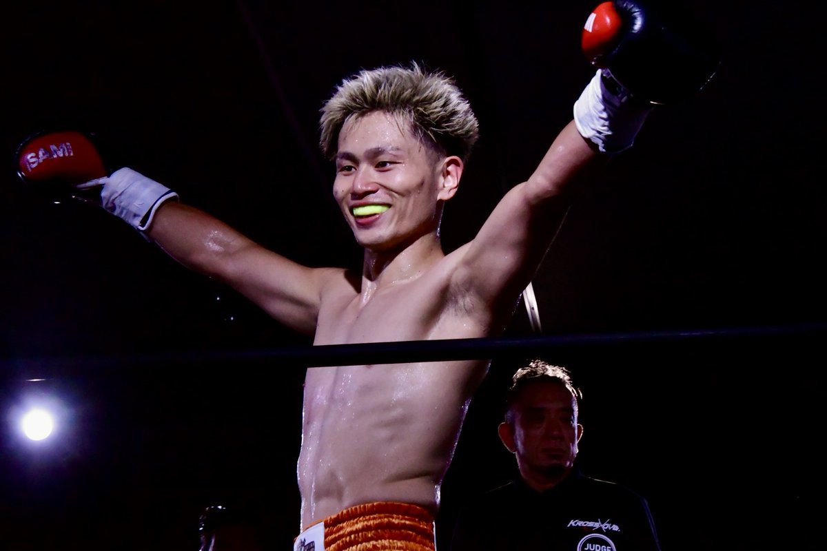Executioner893's tweet photo. 杉山豪基選手が横山みさと選手に2R KO勝ち。試合後のマイクでは所属が変わってもセコンドに付いてくれた湯本剣二郎トレーナー・佐々木洵樹トレーナーに感謝の気持ちを伝えた杉山選手。心強い仲間達に支えられた杉山選手がKROSSxOVER王座獲得を目指している。
#KROSSOVER32 https://t.co/WgT3kYgsLu