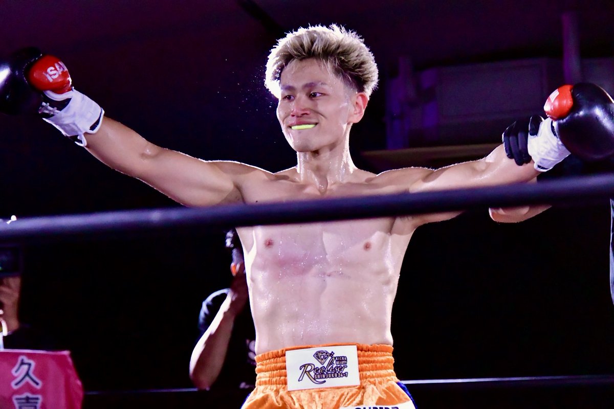 Executioner893's tweet photo. 杉山豪基選手が横山みさと選手に2R KO勝ち。試合後のマイクでは所属が変わってもセコンドに付いてくれた湯本剣二郎トレーナー・佐々木洵樹トレーナーに感謝の気持ちを伝えた杉山選手。心強い仲間達に支えられた杉山選手がKROSSxOVER王座獲得を目指している。
#KROSSOVER32 https://t.co/WgT3kYgsLu