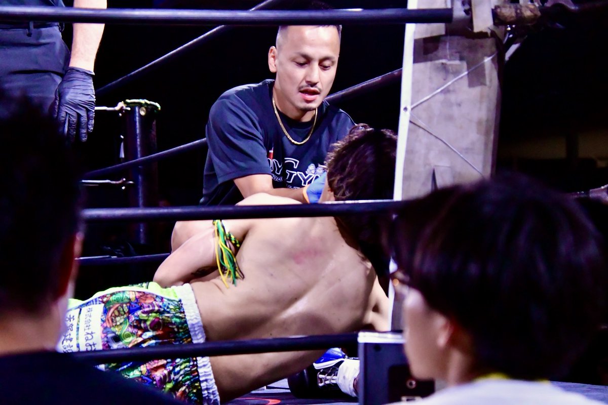 Executioner893's tweet photo. 杉山豪基選手が横山みさと選手に2R KO勝ち。試合後のマイクでは所属が変わってもセコンドに付いてくれた湯本剣二郎トレーナー・佐々木洵樹トレーナーに感謝の気持ちを伝えた杉山選手。心強い仲間達に支えられた杉山選手がKROSSxOVER王座獲得を目指している。
#KROSSOVER32 https://t.co/WgT3kYgsLu