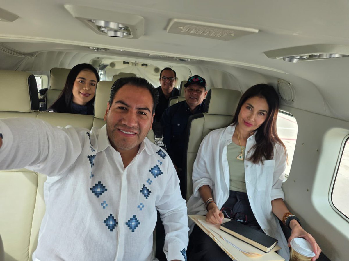 ramirezlalo_'s tweet image. Nos dirigimos rumbo a Tapachula, listos para seguir trabajando por nuestro estado. Por tierra y por aire, recorremos todos los rincones de Chiapas. Hoy nos tocó utilizar el Aerobalam, el transporte del pueblo chiapaneco con sus rutas a Tapachula-Tuxtla, Tuxtla-Palenque y…