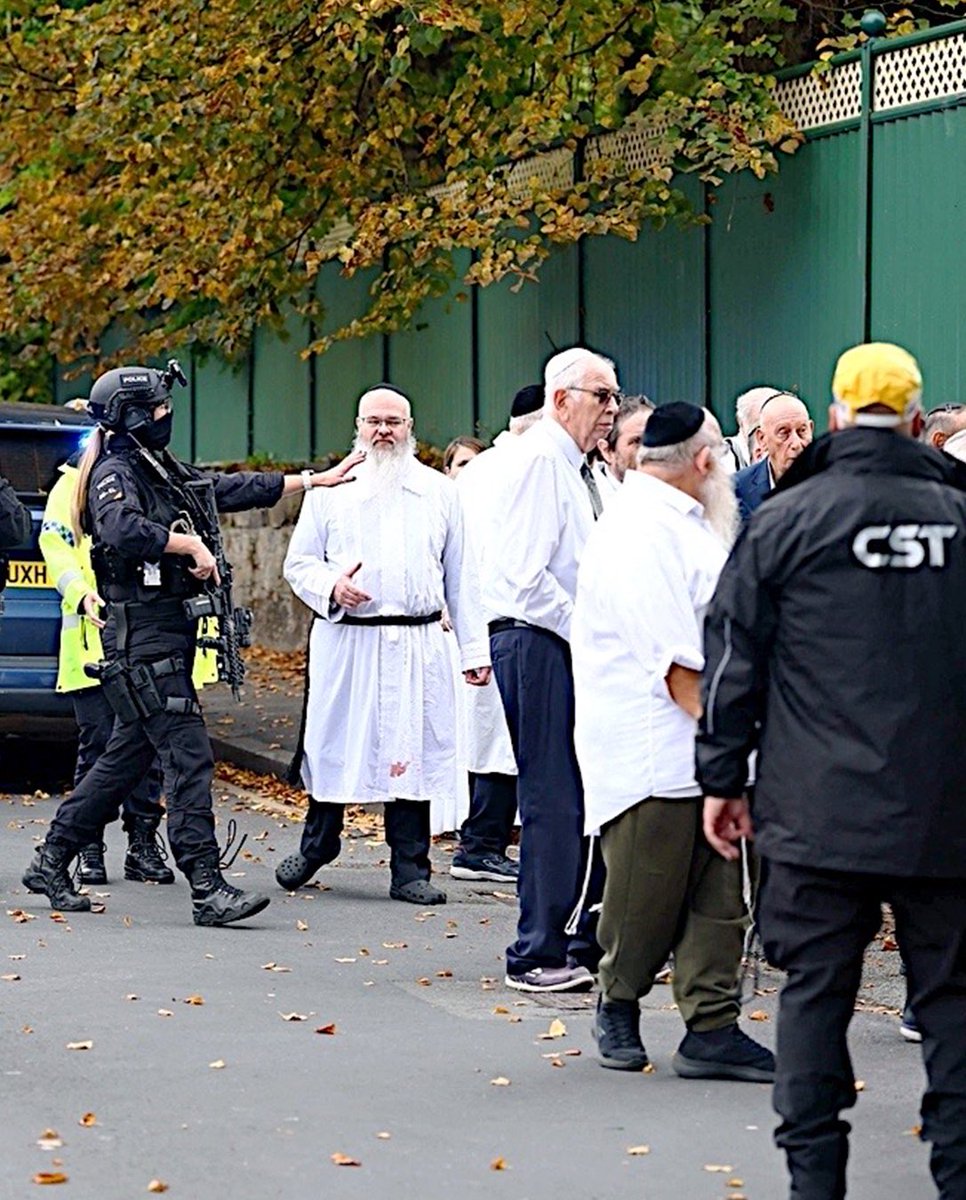 Pidieron la “Revolución Intifada” en las calles de Manchester.
Ahora, judíos fueron asesinados en una sinagoga.

Qué vergüenza los que marcharon.
Qué verguenza los que se quedaron callados.
Qué vergüenza Manchester.