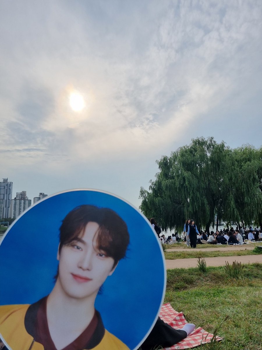 chanjoaa's tweet photo. 디놋님이랑 노들섬 피그닉~♡ https://t.co/MxJC1zxecU