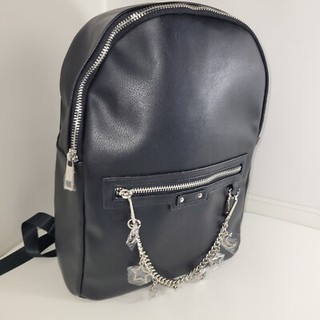 DEALSANDSTEALss's tweet photo. Steve Madden Vegan Leather Backpack – Black, Star Moon Charm, Front Zip https://t.co/ApATOjHGRg Discover the stylish Steve Madden vegan leather backpack in black, adorned with a star and moon ornament. The front zip adds convenience and flair, perfect… https://t.co/cEhWW9X9kf https://t.co/KhZ1vBkCCV
