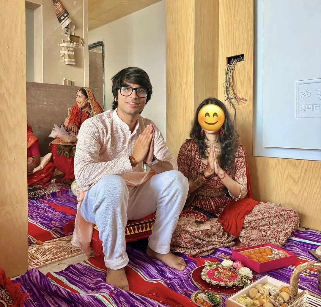 JaikyYadav16's tweet photo. अभी Instagram Scroll कर रहा था तो अचानक से ये नमूना आ गया।

पिछले कई महीनों से यह अपनी होने वाली पत्नी को लिए घूम रहा है और हर जगह उसका चेहरा ढक देता है,

इसने उसका चेहरा ढक के ही कईयों करोड़ रुपए कमा लिए होंगे, और लोग भी इतने पागल हैं जो सिर्फ़ इंतज़ार किए जा रहे हैं इसके चेहरा के खुलने का,

न जाने इस नमूना को देखने वाले लोग कहां से आते हैं😃😂