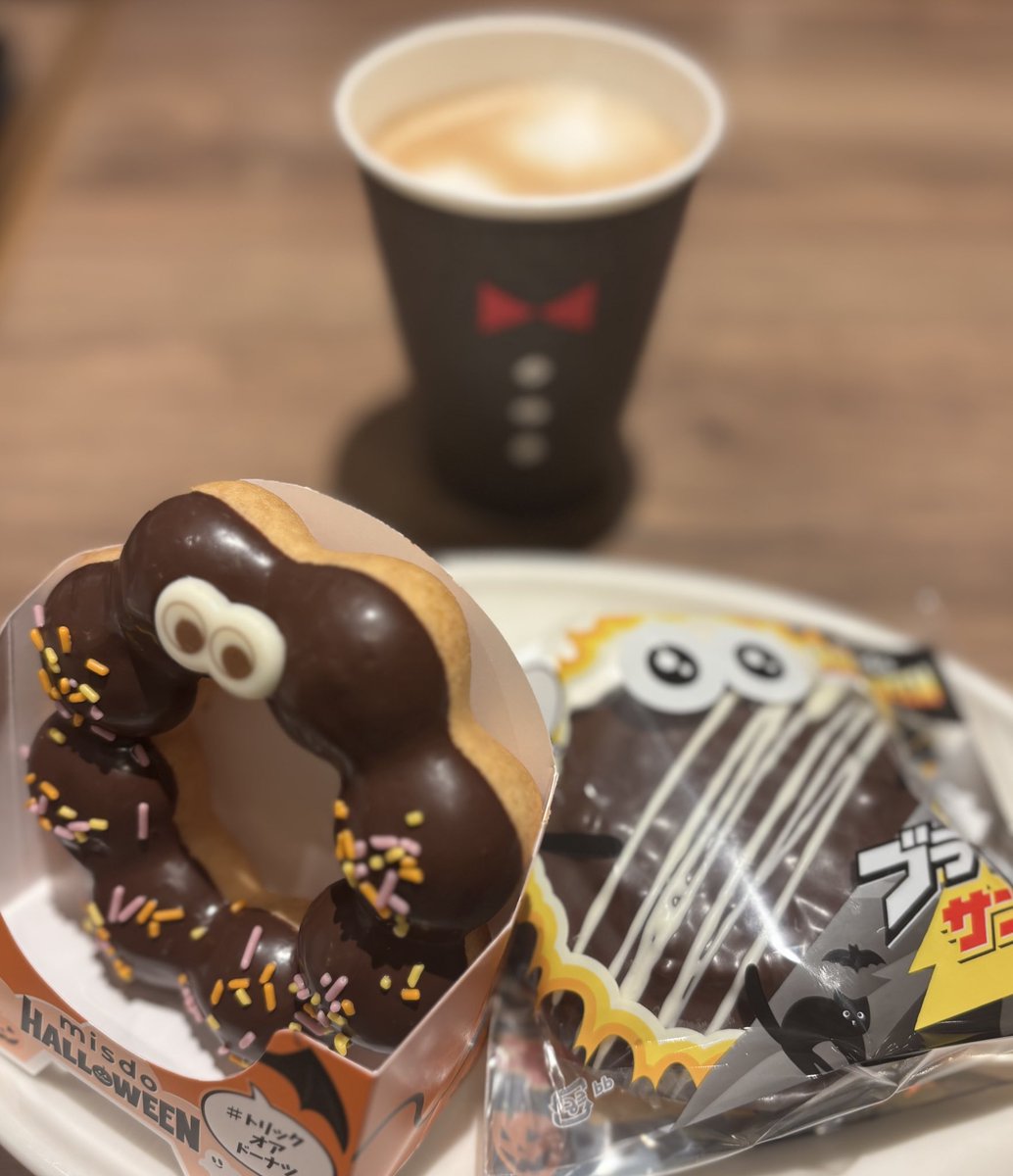 SNSと仕事の連絡とりながら
ミスド行ったら
ハロウィンすぎた🎃🎃🎃

イベント一緒に楽しめる人がすきー✨

という事でホイップも
１０月コスプレDAYあるから
見に来てね✨

#ミスド
#ハロウィン