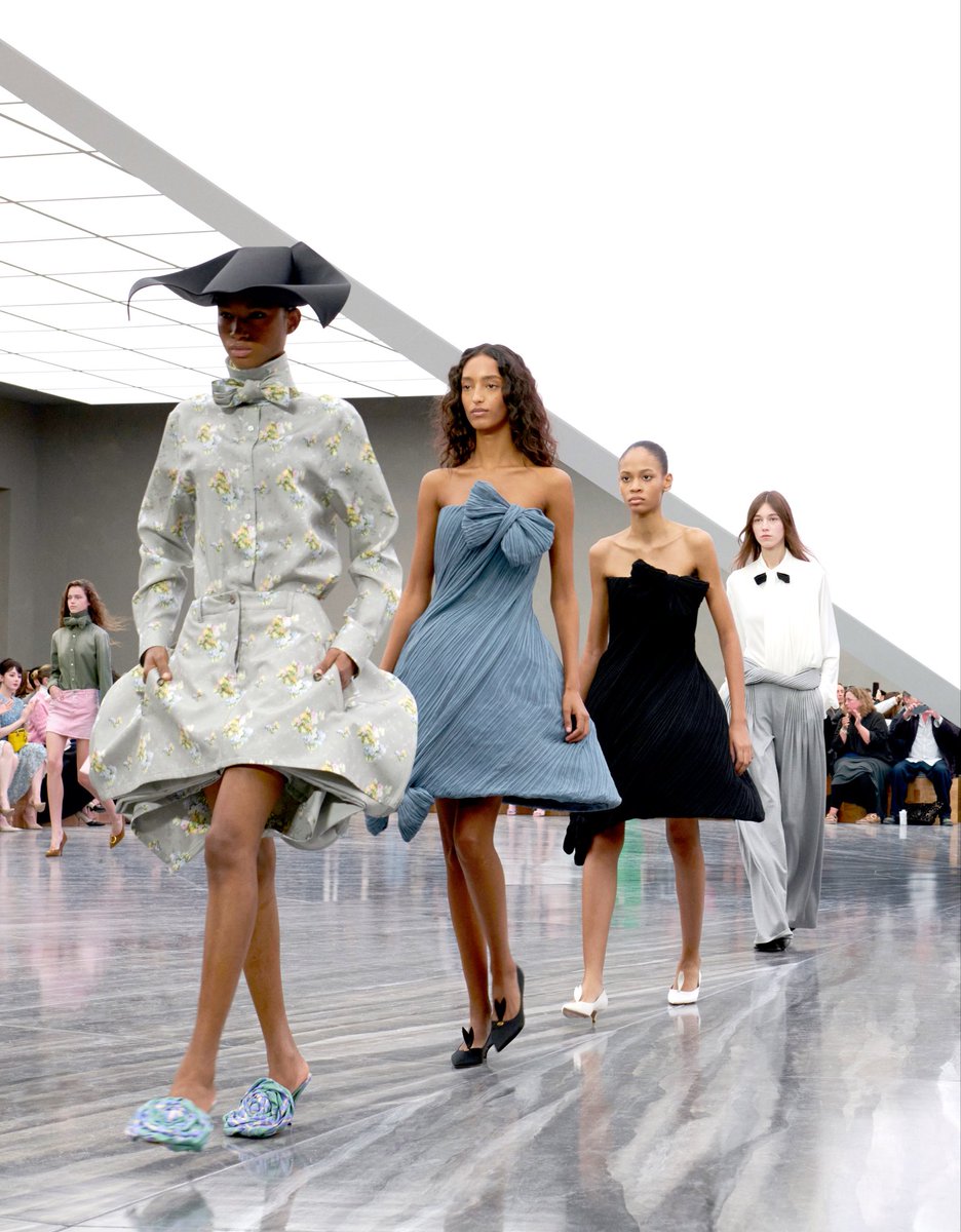 LVMH's tweet image. Dior Spring-Summer 2026 ready-to-wear collection by Jonathan Anderson.

Daring to enter the house of @Dior requires an empathy with its history, a willingness to decode its language, which is part of the collective imagination, and the resoluteness to put all of it in a box.…