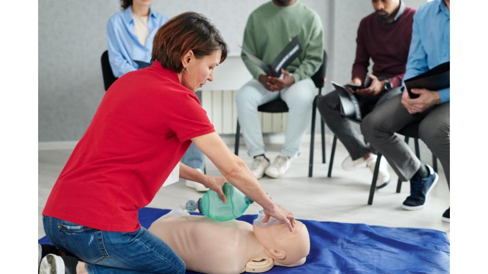 AffordableCPR's tweet photo. #Workplace #CPR #AED #FirstAid class meets #OSHA requirements! hands-on; includes dealing w/overdose &amp; addresses bandaging, splinting, choking practicals. 1 manikin/student. Receive 2-yr national certification, First Aid guide &amp; digital First Aid text #WesternMA #CentralMA #CT https://t.co/hAlDZbXdAw