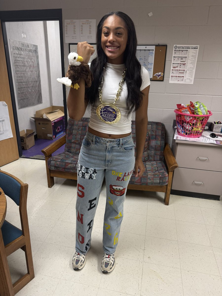 LE_HOOPS's tweet photo. @LE_HOOPS Week 2,
5 week challenge ✅
#InIt2Serve
Eagle 🦅 of the Week
Sr. Captain Ma’Kayla Carr is always willing to help her teammates out and serve others in our community. Way to go, @kaylaacarr__ ‼️@RichardsonHS1 #InIt2Serve #TElevateAM #WAWG https://t.co/wLq2IunulV