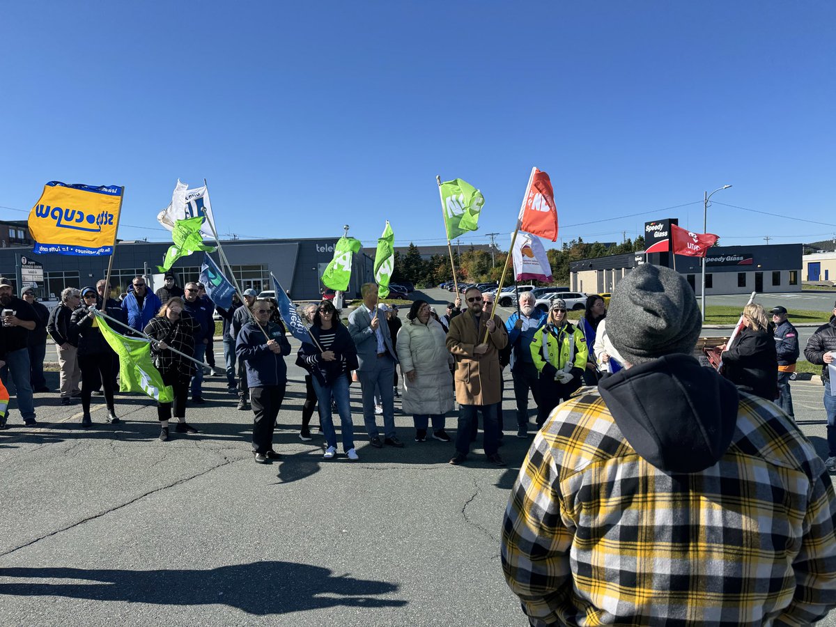 Incredible show of solidarity and support for postal workers today. 

These workers are defending a vital public service and the right to fair collective bargaining for all. <a href="/cupw/">CUPW</a>