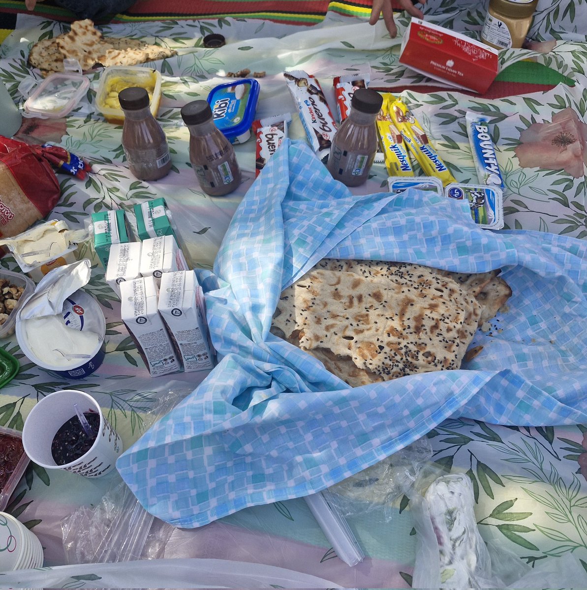 تا میتونید ساده بگیرید از بودن کنار کسایی که دوسشون دارین لذت ببرین  هرکجا باشه کنار جاده یا وسط کافه لاکچری...🥹👌🏼
• جاده چالوس