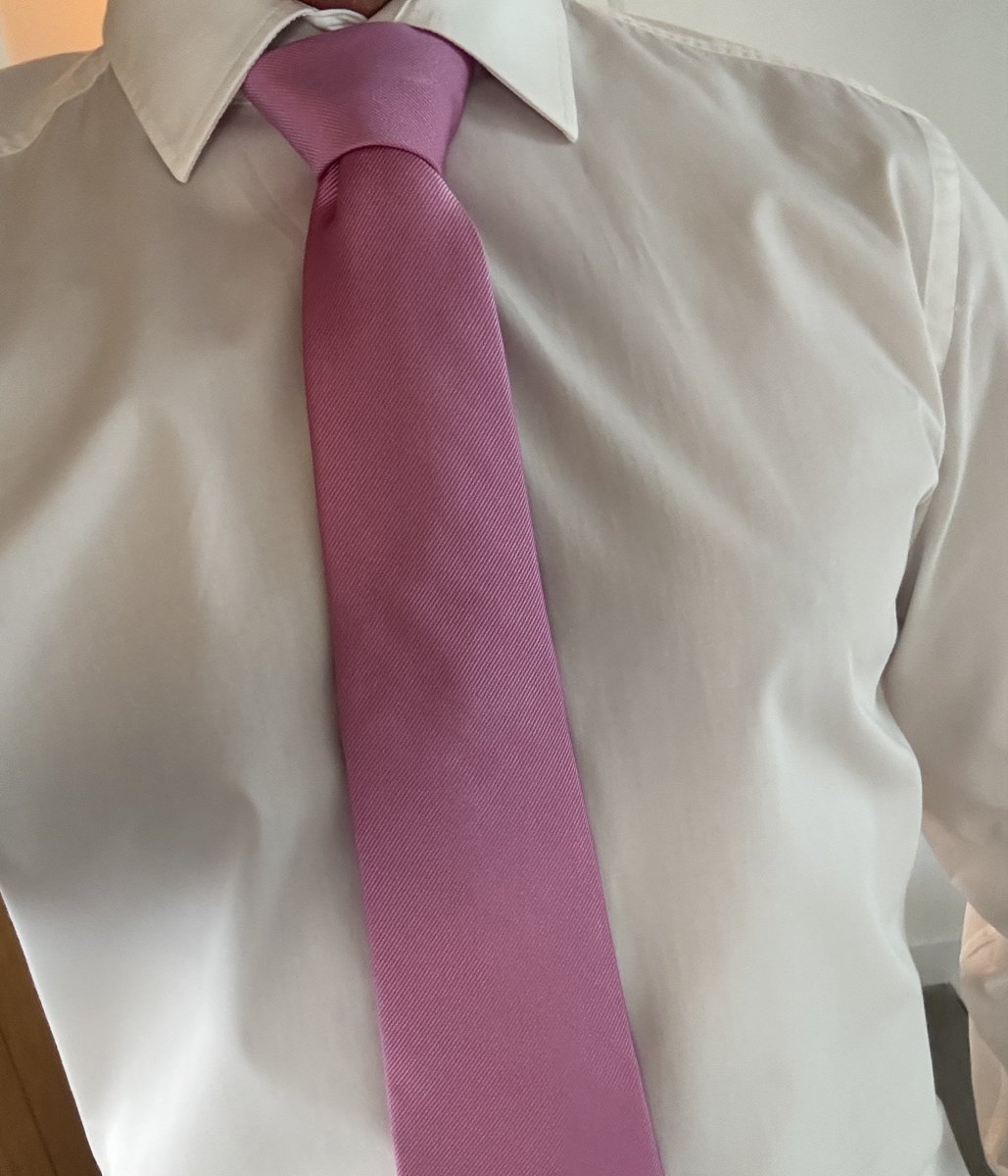 Αυτή τη στιγμή που δυσκολεύομαι να καταπιώ με τη θηλιά στο λαιμό, θα  ήθελα να ήξερα ποιος αποφάσισε πως είναι επίσημο το να κρέμεται ένα λουρί απ το λαιμό σου. #οχαρομμου