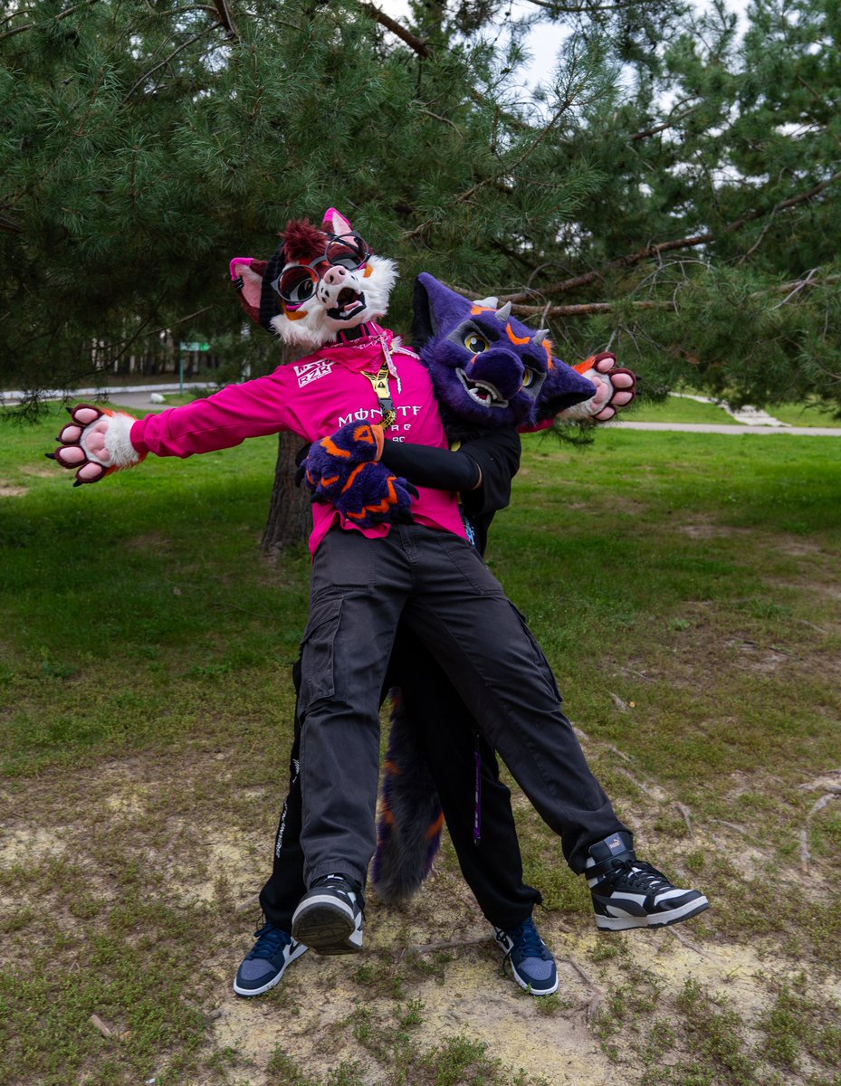 did you know foxes at cons are free? 
Just pick one and bring it home :3
🦊: <a href="/Miles_Foxxx/">Miles</a>