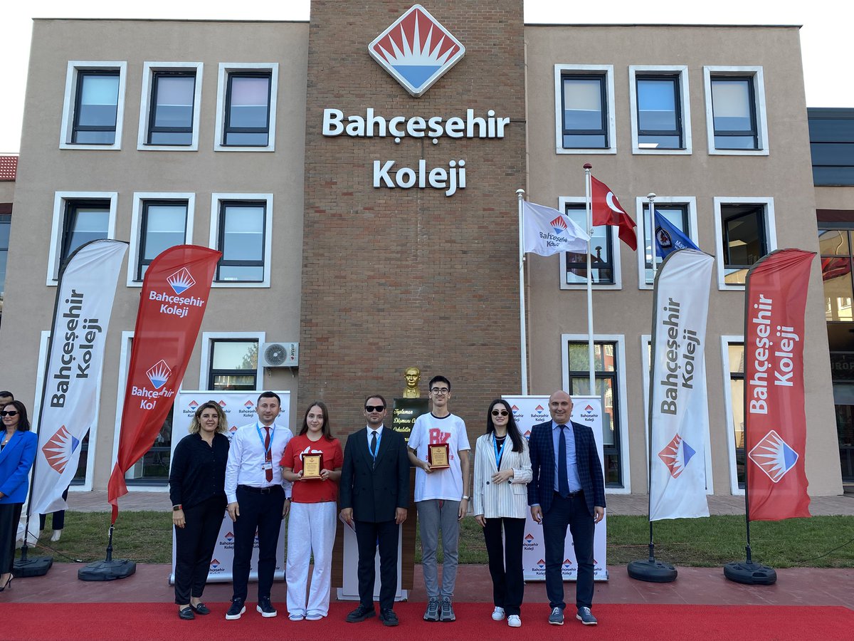 2025-2026 Eğitim-Öğretim yılı okul başkanlarımız, düzenlenen törenle ilan edildi.
Kampüs Müdürümüz öğrenci başkanlarımıza plaketlerini takdim ederek görevlerini resmî olarak duyurdu.

Tüm öğrencilerimizi tebrik ediyor, yeni başkanlarımıza görevlerinde başarılar diliyoruz. ❤️💙