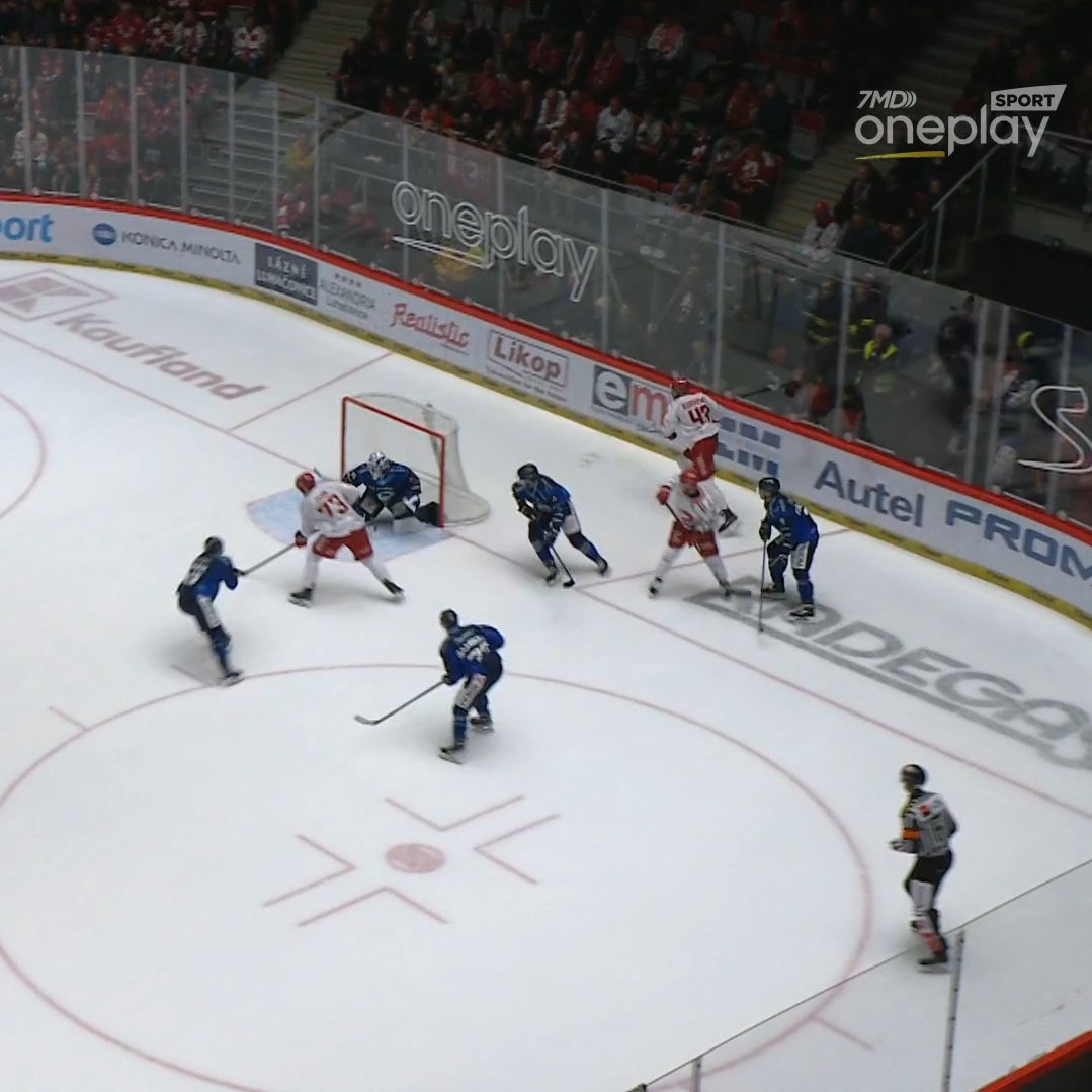 Bohumil Jank jak ho všichni známe.

Sjel si pro přihrávku do předbrankového prostoru a zkušeně zasunul puk za Hrachovinu. 🎯