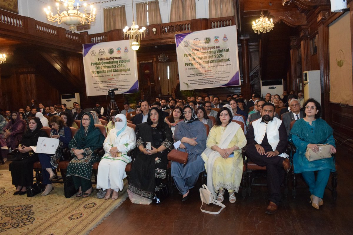 حکومت پنجاب کا شدت پسندی کے خاتمے اور پُرامن معاشرے کے قیام کا مشن۔ محکمہ داخلہ پنجاب کا گورنر ہاؤس لاہور میں "پنجاب انسدادِ شدت پسندی ایکٹ 2025" کے حوالے سے پالیسی ڈائیلاگ کا اہتمام۔ سیکرٹری داخلہ پنجاب کی قیادت میں اعلیٰ سرکاری حکام، یونیورسٹی پروفیسرز، علما، ماہرینِ قانون، سول