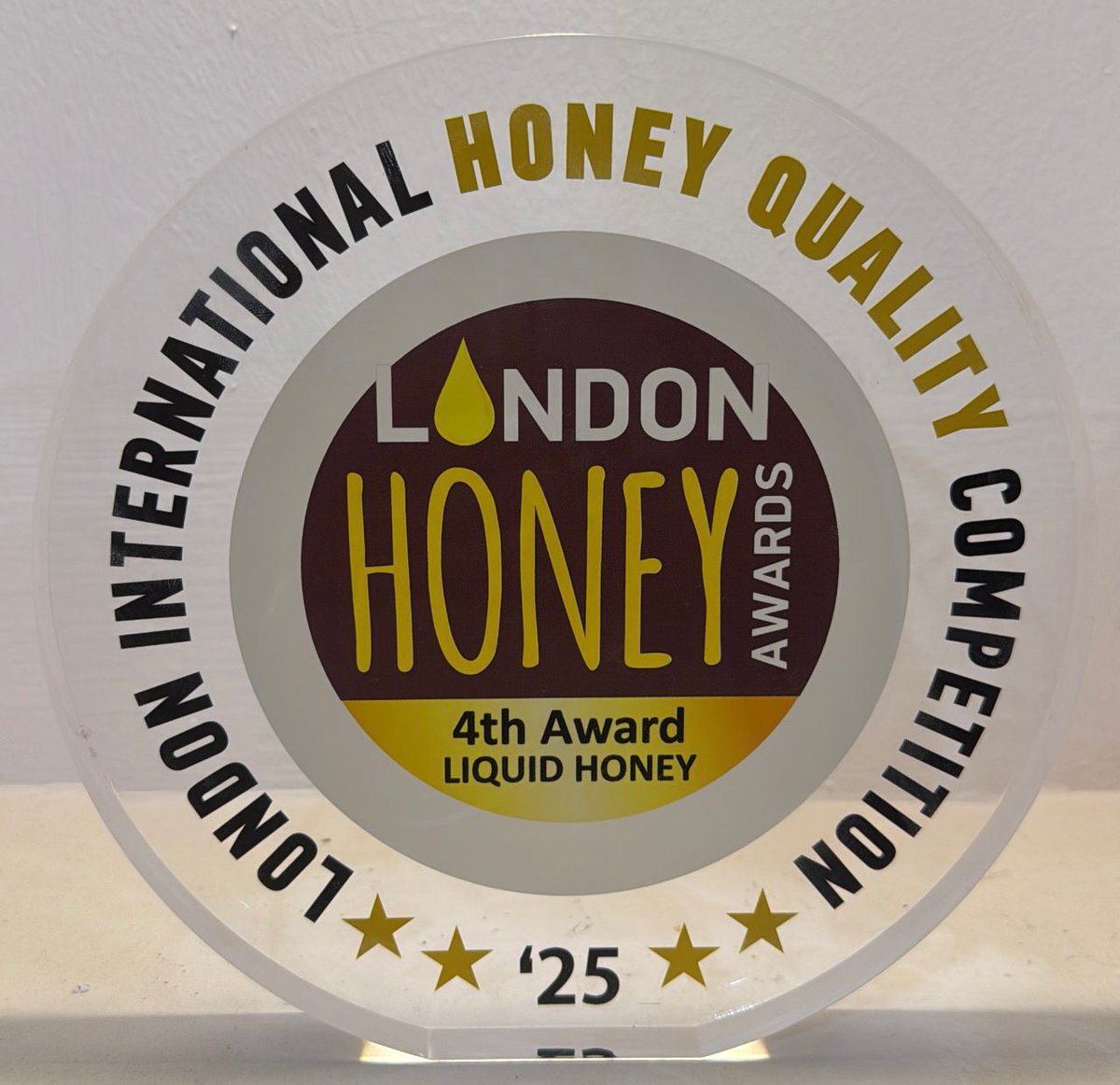 alkhmeeshoney's tweet image. نُعرب عن خالص شكرنا وامتناننا لمحمية الإمام تركي على دعمها المتواصل للمجتمع المحلي، وهذا التكريم بجائزة لندن العالمية للعسل ما هو إلا ثمرة لهذا العطاء المبارك. نعتز بأن نكون واجهةً تنقل عبق المحمية وروحها الأصيلة إلى العالم 🌍🐝.&quot;