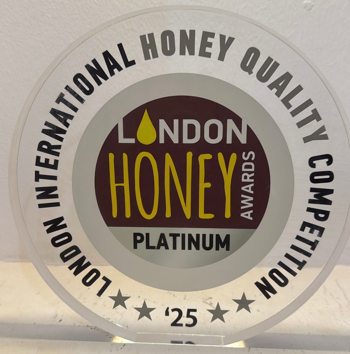 alkhmeeshoney's tweet image. نُعرب عن خالص شكرنا وامتناننا لمحمية الإمام تركي على دعمها المتواصل للمجتمع المحلي، وهذا التكريم بجائزة لندن العالمية للعسل ما هو إلا ثمرة لهذا العطاء المبارك. نعتز بأن نكون واجهةً تنقل عبق المحمية وروحها الأصيلة إلى العالم 🌍🐝.&quot;