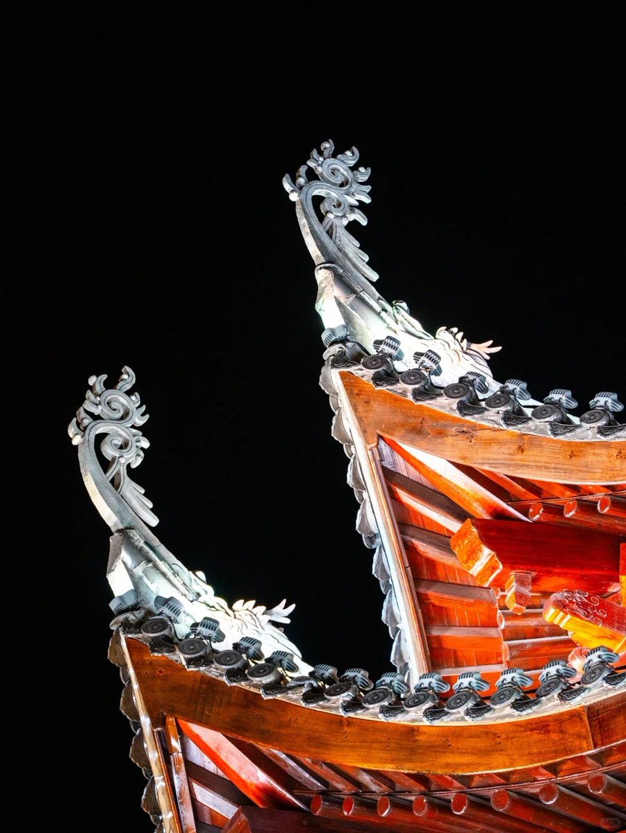 ailuqiao123's tweet image. At night, the agility and elegance of Chinese architecture tell the story of the exquisiteness of traditional craftsmanship and the immortal charm of ancient buildings.
#ChineseArchitecture #TraditionalCraftsmanship #CulturalHeritage #LuqiaoMoments