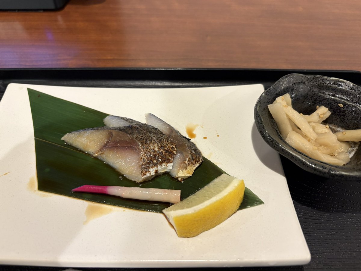 konsukey's tweet photo. 雨なので船内で大人しく速攻お風呂♨️
夜食はまだ挑戦してなかったのでいざ😋
炙りシメサバ美味しい🐟
九州漬物もいい感じの箸休めに🥢
次は昼食を楽しみにどんぶらこっこ電波0✨ https://t.co/AeOQ3TCV4t