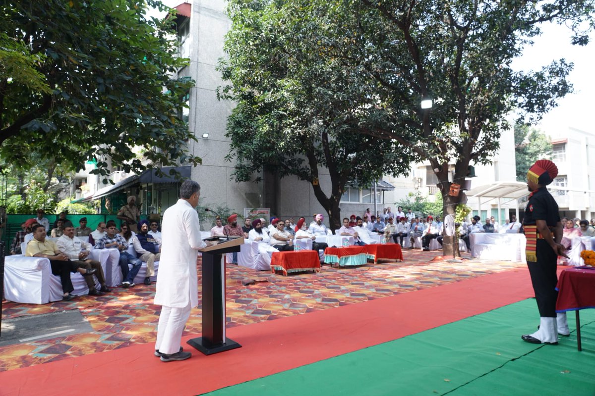 INCChandigarh's tweet photo. Honouring the Sacrifice of 2nd Lieutenant Rajeev Sandhu MVC who fell martyr during the IPKF operations in Sri Lanka on 19 th July 1988 at Rajiv Vihar Chandigarh. 

Commissioned in the 7 th Battalion Battalion of the Assam Regiment on 5th March 1988 . Transferred to C Company of the 19 th Madras Regiment he was deployed to Sri Lanka .

Rajeev was one year junior to Sh. Manish Tewari MP in @StJohnsCHS - St. a John’s High School. It was an honour to pay tribute to this courageous martyr. 
 
Along with Sh. Manish Tewari MP were his esteemed colleague @LUCKYHSINC President @INCChandigarh , Col DS Sra, Col Saklani, Col Jagdish Chander, Col Gursawek Singh, Mrs SS Rana , Sarabjit Kaur (M.C), Surjit singh Dhillon, Sanjiv Gabha
& Jagtar (Jagga),Aman Slatch joined me in paying floral tributes.

Sh. Manish Tewari 
MP Chandigarh
@INCIndia @INCChandigarh @rajanipatil_in @ManishTewari @LUCKYHSINC @vidit_congress @chetan_aicc @GD77_CHD @haq_haq