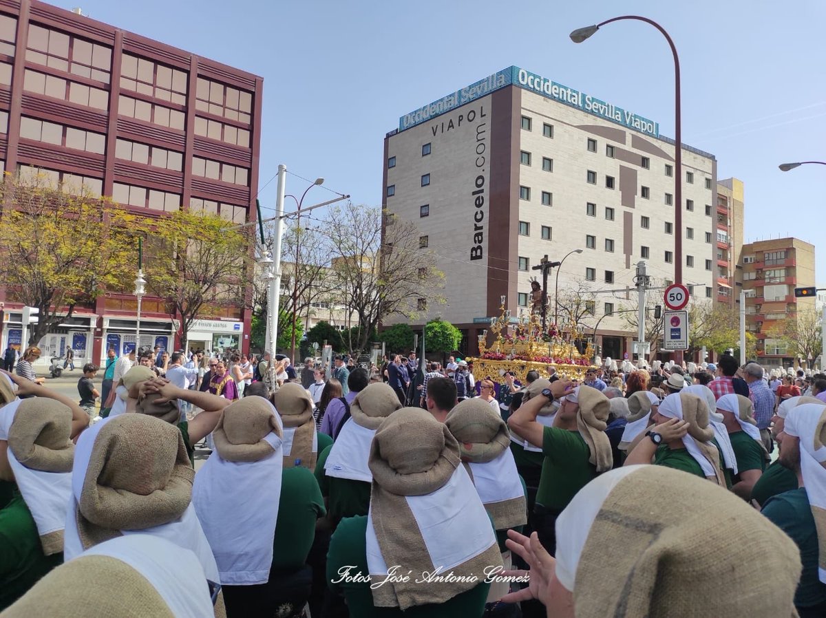 Hay que tenerle respeto al oficio. Gracias a los 7 hermanos mayores anteriores que confiaron en mí.
Gracias a mis Costaleros.
Gracias a mi Equipo.
Gracias a mi Familia.
23 años….Gracias por haberme dado tanto….<a href="/ArtesacroT/">artesacro</a> <a href="/hdaddelsol/">Hermandad del Sol</a> <a href="/pasionensevilla/">Pasión en Sevilla</a> <a href="/DrPerezBernal/">José Pérez Bernal</a>