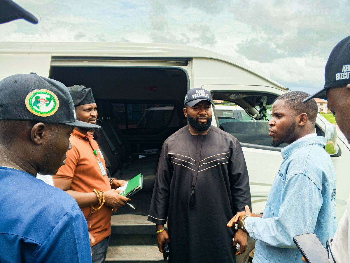 uniben_sug's tweet photo. NANS National President Comr. Olushola L Oladoja, NANS National VP Comr. Tenyo Digbopho along his entourage Arrives UNIBEN and was warmly received by the Students' Union, NANS JCC Chairman Edo State and alongside other stakeholders.
#Nigerianstudents #unibenstudents https://t.co/QIi7vezHqP