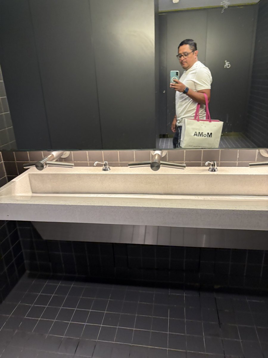 alexvazquez38's tweet image. He tenido la fortuna de dejar 💩 en los rascacielos más altos del mundo, en la porcelana del Bellagio, en la Basílica de San Pedro, en el Louvre, en el MoMA de NY etc etc #PoderosoIncómodo