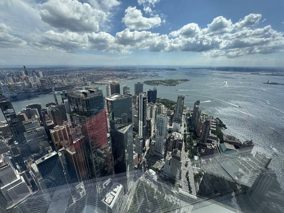 alexvazquez38's tweet image. He tenido la fortuna de dejar 💩 en los rascacielos más altos del mundo, en la porcelana del Bellagio, en la Basílica de San Pedro, en el Louvre, en el MoMA de NY etc etc #PoderosoIncómodo