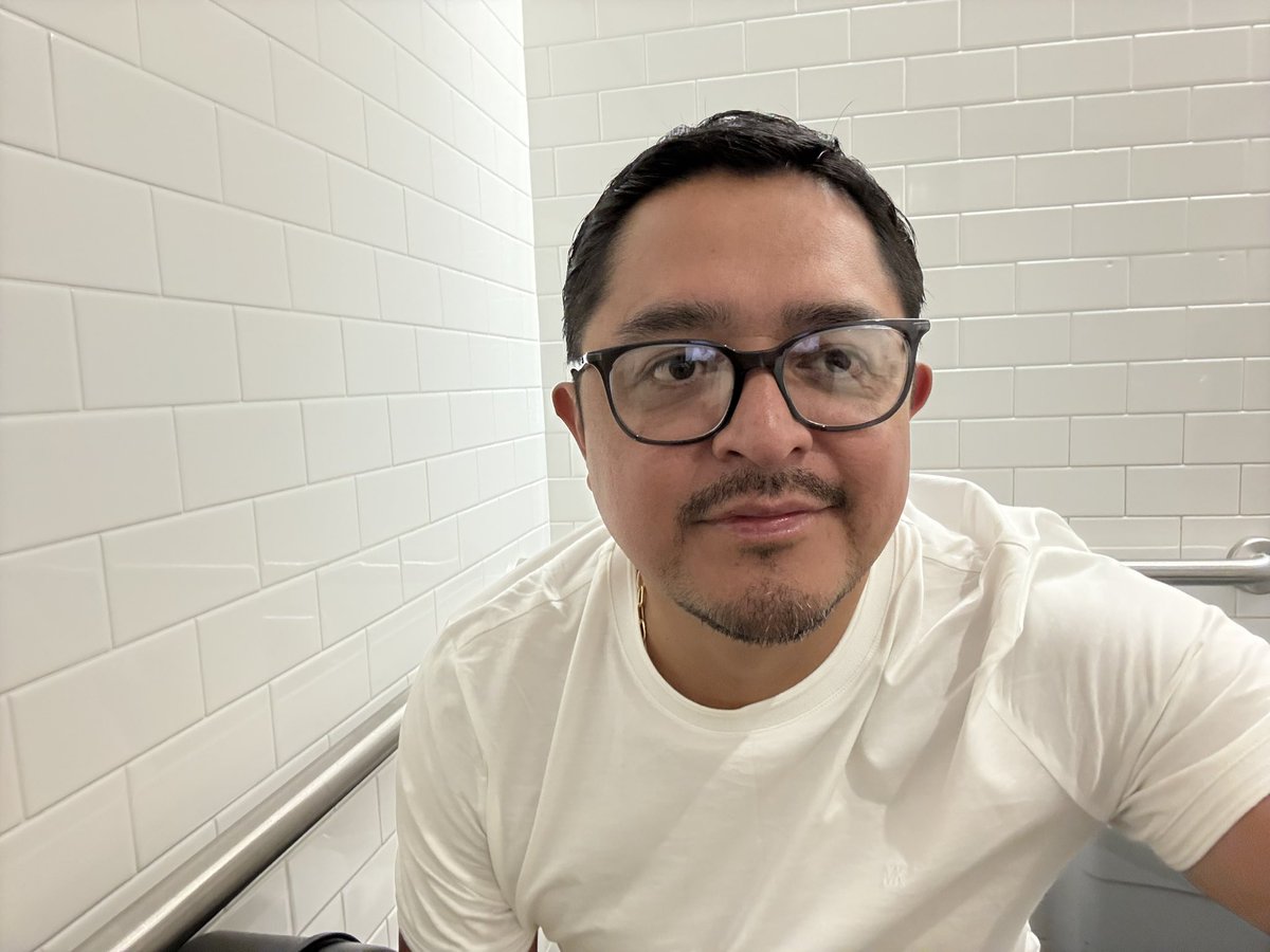 alexvazquez38's tweet image. He tenido la fortuna de dejar 💩 en los rascacielos más altos del mundo, en la porcelana del Bellagio, en la Basílica de San Pedro, en el Louvre, en el MoMA de NY etc etc #PoderosoIncómodo