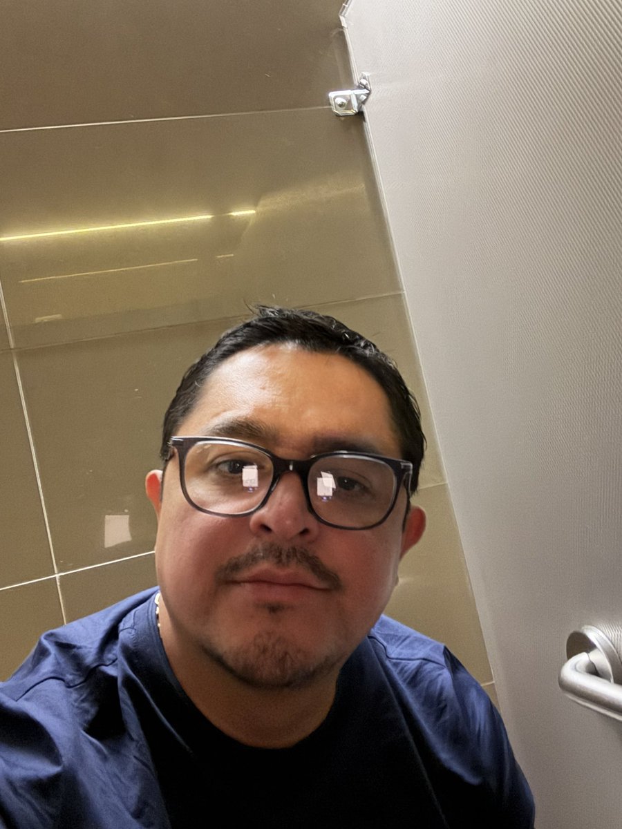 alexvazquez38's tweet image. He tenido la fortuna de dejar 💩 en los rascacielos más altos del mundo, en la porcelana del Bellagio, en la Basílica de San Pedro, en el Louvre, en el MoMA de NY etc etc #PoderosoIncómodo