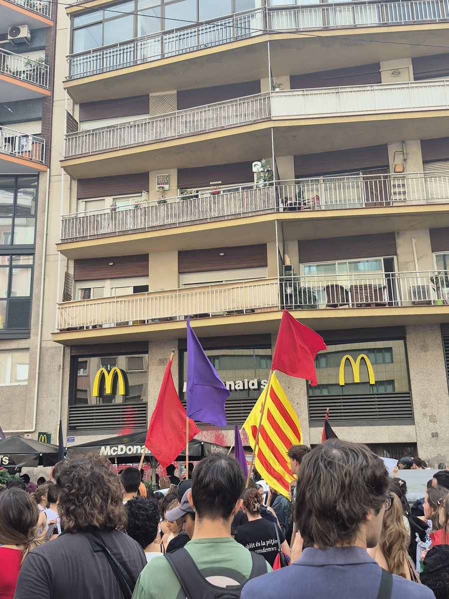 ⚠️ Les joves estudiants ho tenim clar, BOICOT als còmplices del genocidi i que col•laboren amb el sionisme.