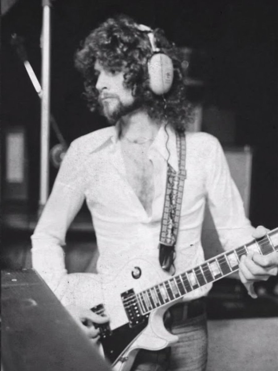 Happy Birthday, Lindsey Buckingham! Thank you for the music, the passion, and the brilliance you’ve given the world for five decades. Your songs remain timeless, your guitar work unmatched. Keep shining, Lindsey!