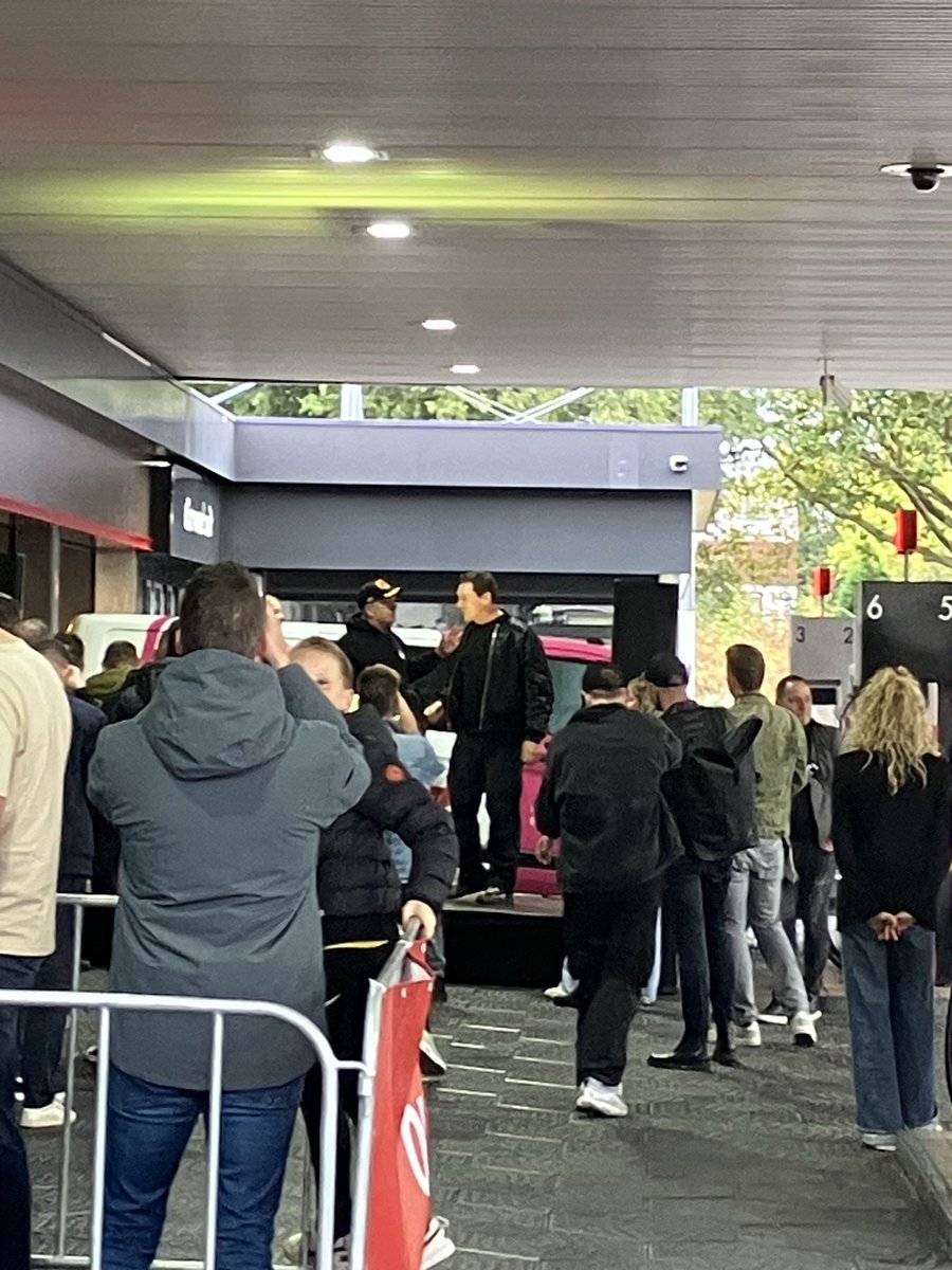 Uurtje in de rij maar nu dan toch, terwijl Tiësto toekijkt, m’n NAC uitshirt! #hupnac #💛🖤 #nacpraat